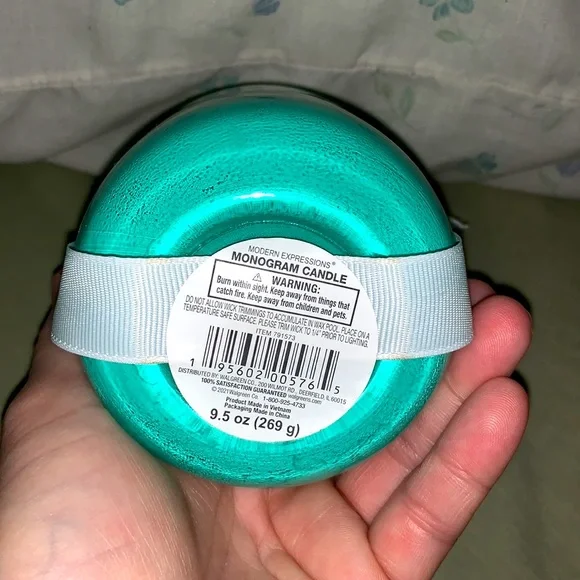 Gorgeous green initial monogrammed glass jar candle in violet scent 4 gift - Picture 3 of 3